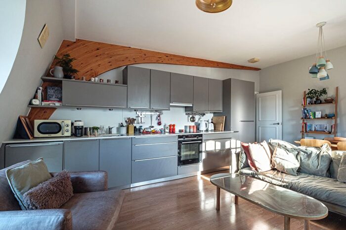 2 Bedroom Flat To Rent In Temple Court, Stepney Green, E1