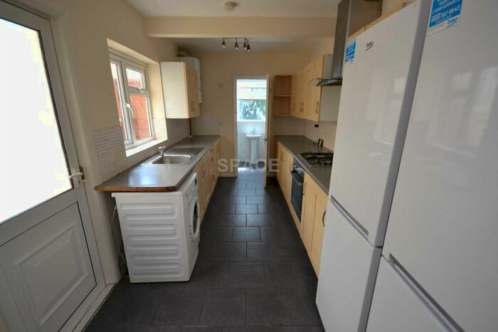 6 Bedroom Terraced House To Rent In Pitcroft Avenue, Reading, Berkshire, RG6