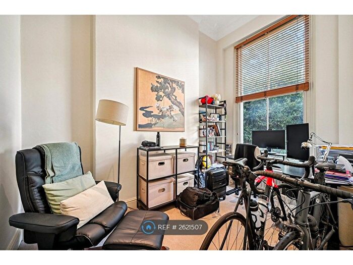 2 Bedroom Flat To Rent In Russell Road, London, W14