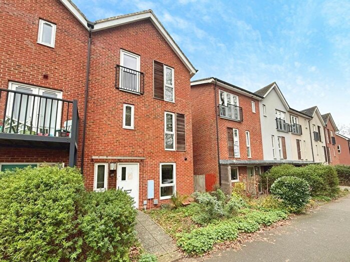 4 Bedroom End Terrace House For Sale In Halifax Road, Bracknell, Berkshire, RG12