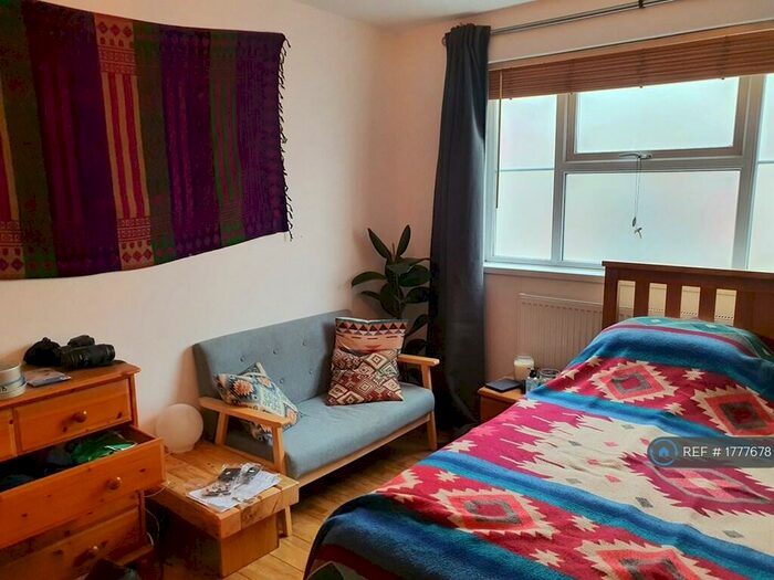 2 Bedroom Flat To Rent In Beaufort Court, Bristol, BS5