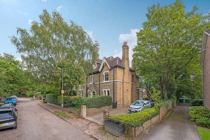 2 Bedroom Flat To Rent In Wyefield, Beckenham, BR3