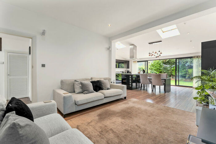 4 Bedroom Detached House To Rent In Hollybush Close, Wanstead, E11