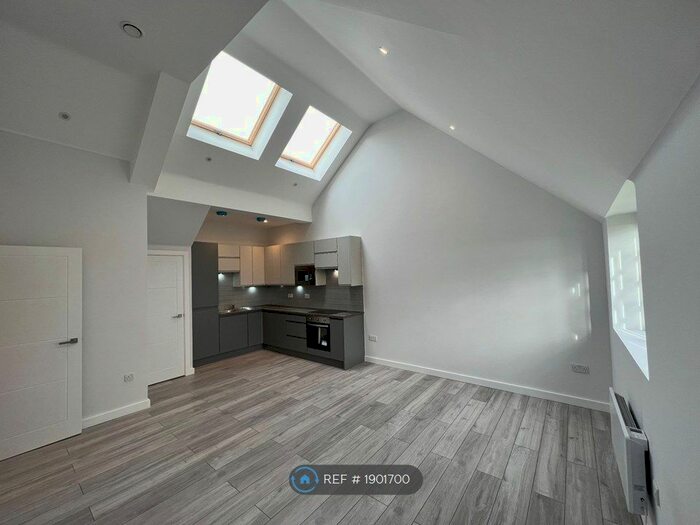 3 Bedroom Flat To Rent In Park Lodge, London, N13