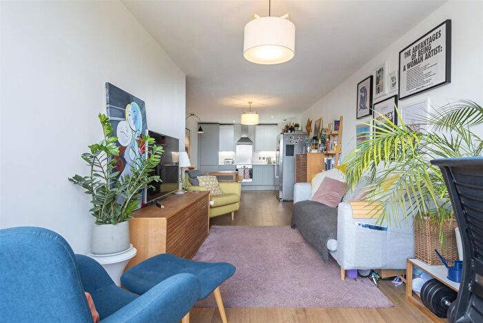 2 Bedroom Flat To Rent In Meath Crescent, London, E2