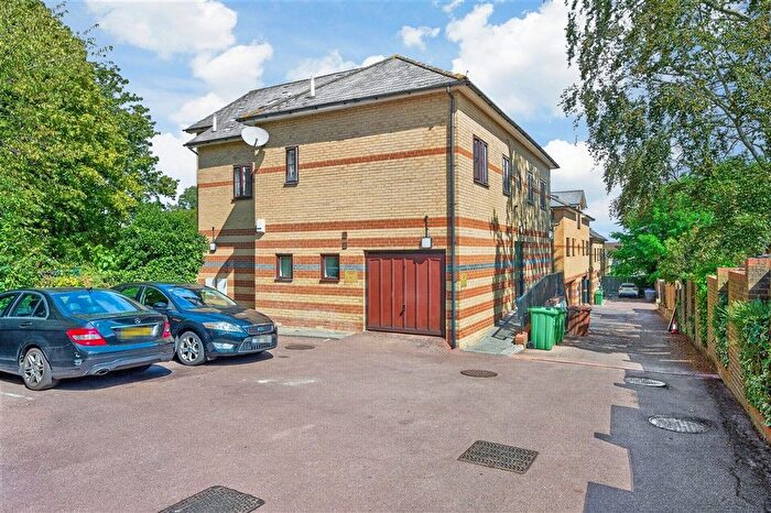 2 Bedroom Flat For Sale In Benhill Road, Sutton, Surrey, SM1