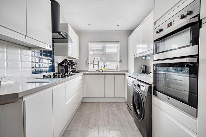 3 Bedroom Semi-Detached House For Sale In Laurel Close, Southampton, SO19