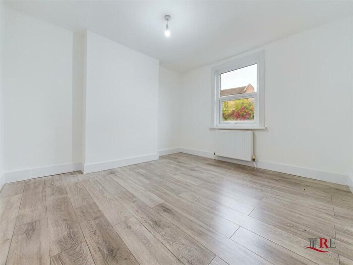 2 Bedroom Flat To Rent In Burns Road, London, NW10