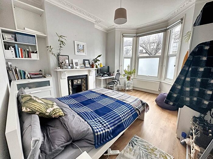 2 Bedroom Flat To Rent In Ingersoll Road, London, W12