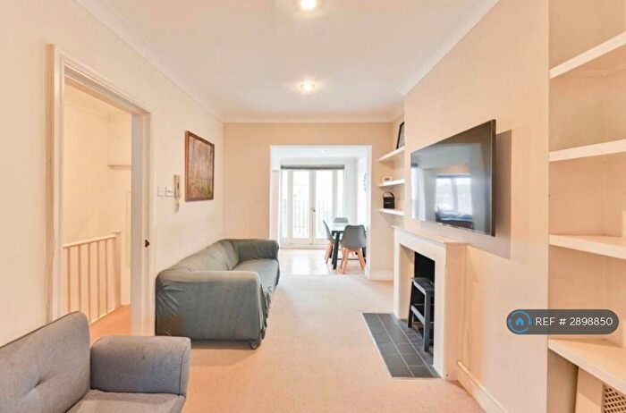 3 Bedroom Flat To Rent In Chatham Road, London, SW11