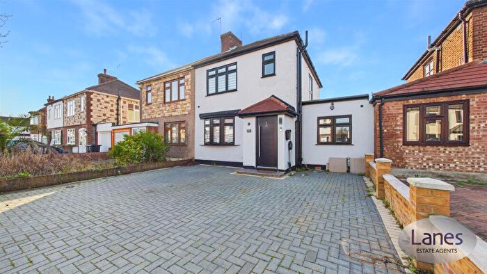 3 Bedroom Semi Detached House For Sale In Tysoe Avenue, Enfield, EN3