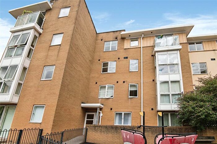 2 Bedroom Flat For Sale In Richmond Court, Exeter, Devon, EX4