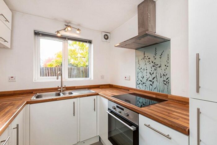2 Bedroom Flat To Rent In Alphea Close, London, SW19