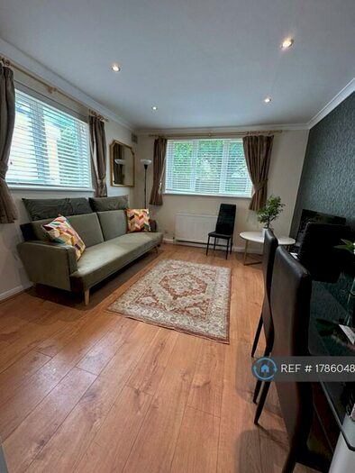 1 Bedroom Maisonette To Rent In Station Road, London, N3