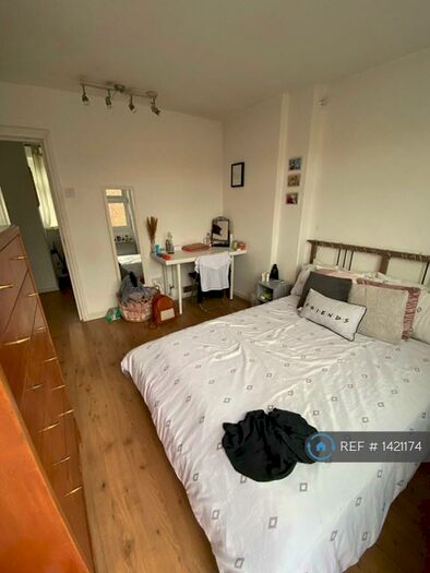 3 Bedroom Flat To Rent In Detling House, London, SE17