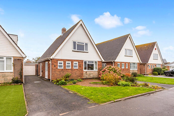 3 Bedroom Bungalow For Sale In Doone End, Worthing, BN12