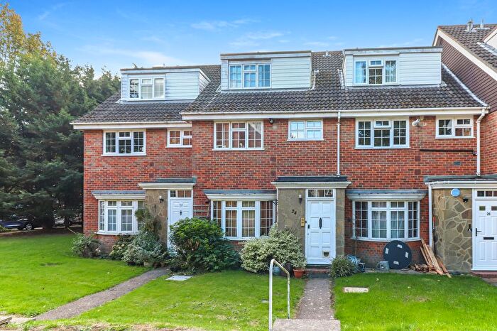 2 Bedroom Maisonette For Sale In Langley Road, Watford, WD17
