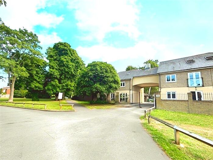 2 Bedroom Flat To Rent In The Green, Shepperton, Surrey, TW17