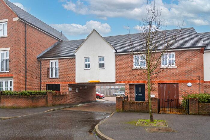 2 Bedroom Flat For Sale In Field Oaks Way, Merstham, RH1