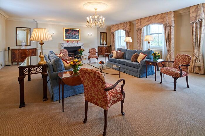 3 Bedroom Flat To Rent In Hyde Park Gate, Kensington, London, SW7