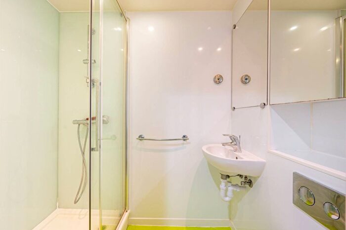 Studio To Rent In St Anns Road, Holland Park, London, W11