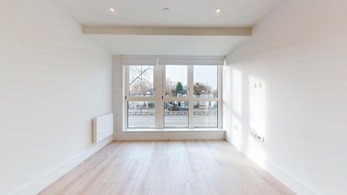 2 Bedroom Flat To Rent In Beverley Way, New Malden, SW20