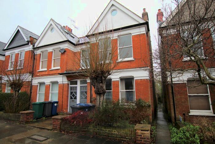 3 Bedroom Flat To Rent In Sedgemere Avenue (), Finchley, N2