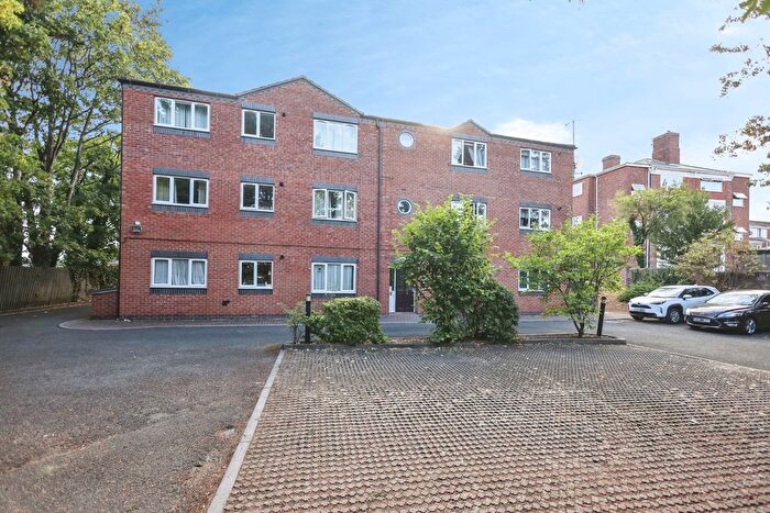 2 Bedroom Flat For Sale In Mayfield Road, Worcester, Worcestershire, WR3