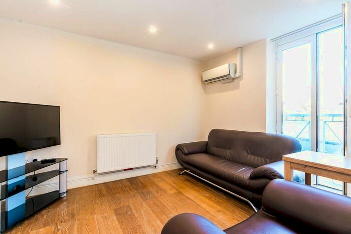 2 Bedroom Flat To Rent In High Street, London, N8