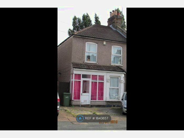 3 Bedroom Semi-Detached House To Rent In Rochester Way, London, SE9