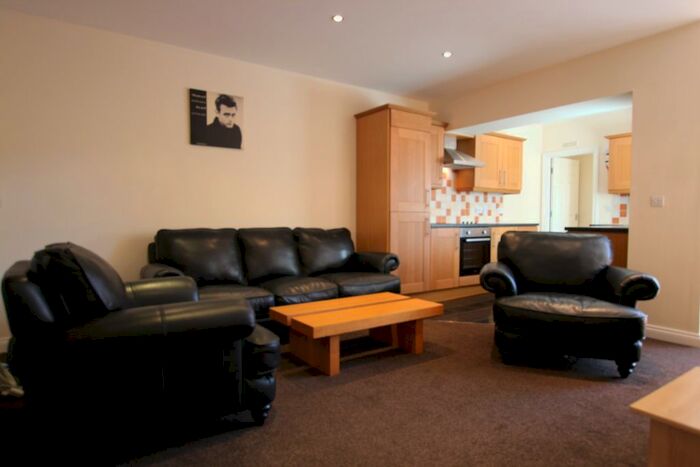 3 Bedroom Flat To Rent In Myrtle Grove, Jesmond, Newcastle Upon Tyne NE2