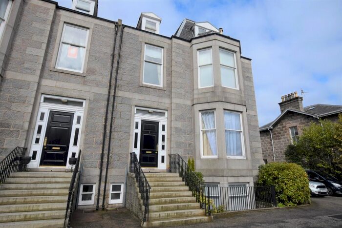 3 Bedroom Flat To Rent In Queen's Gate, West End, Aberdeen, AB15