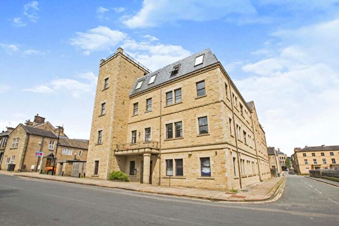 Apartment To Rent In Blackwall, Halifax, West Yorkshire, HX1