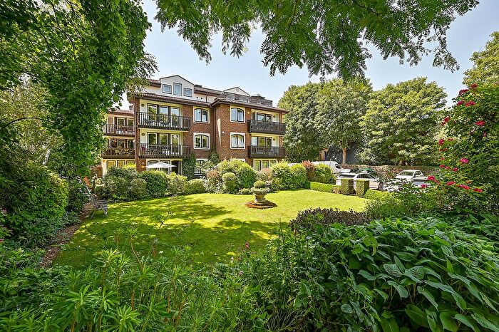 2 Bedroom Flat For Sale In Madingley Court, St Margarets, Richmond, TW1