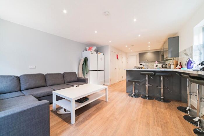3 Bedroom Flat To Rent In Harriet Street, Cathays, CF24
