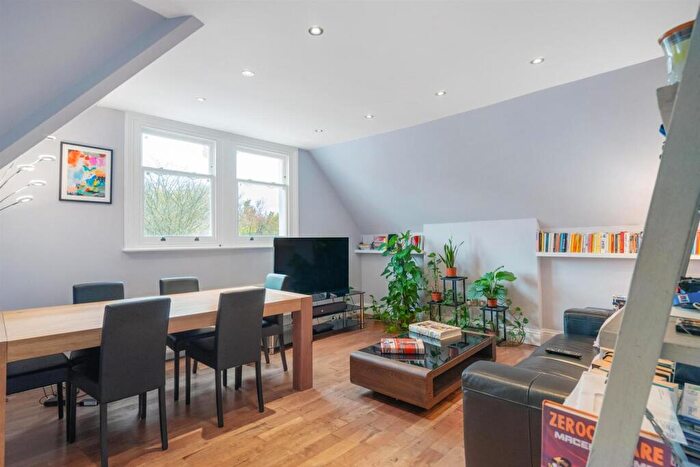 2 Bedroom Flat To Rent In Bolingbroke Grove, London, SW11