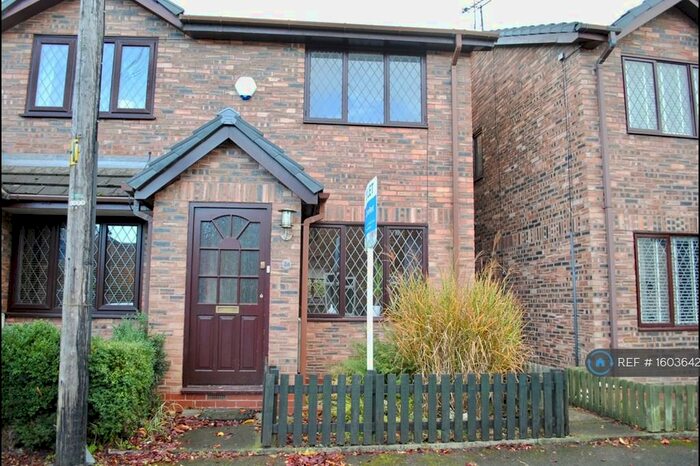 2 Bedroom End Of Terrace House To Rent In Crossland Road, Manchester, M21