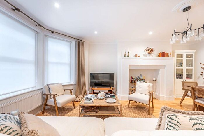 2 Bedroom Flat To Rent In Holland Park Gardens, Holland Park, London, W14