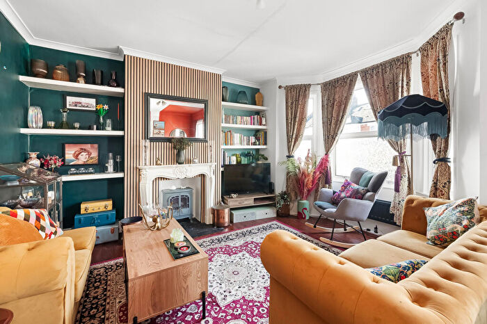 3 Bedroom Flat For Sale In Heathwood Gardens, SE7