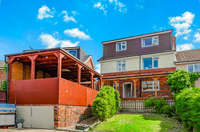 3 Bedroom Town House For Sale In Sycamore Road, Chesterfield, S43