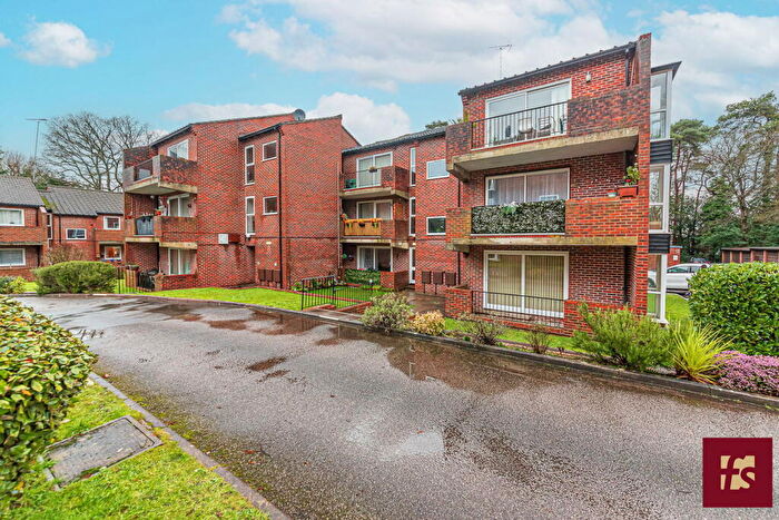 2 Bedroom Apartment For Sale In Dukes Ride, Crowthorne, RG45