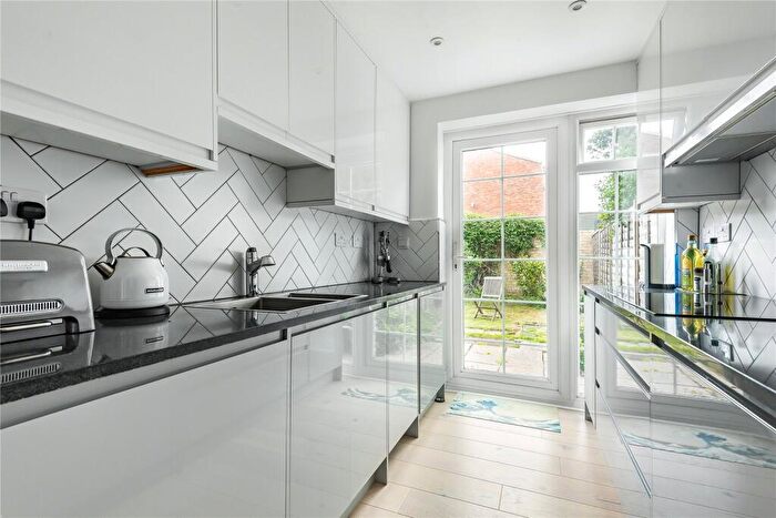 2 Bedroom Flat To Rent In Newminster Court, The Ridgeway, Enfield, EN2