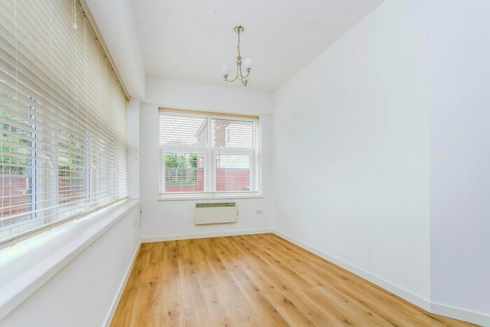 2 Bedroom Flat To Rent In Millbrook Road East, Southampton, SO15