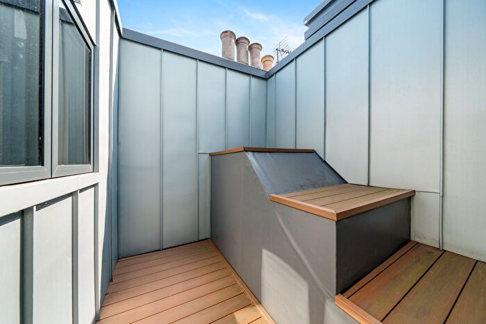 2 Bedroom Flat To Rent In Fulham Road, Chelsea, SW10