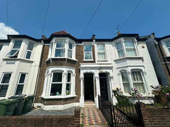 2 Bedroom Flat To Rent In Hatherley Road, E17