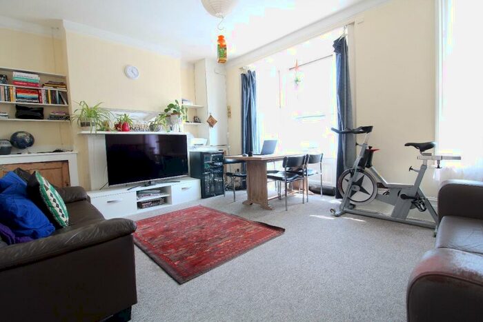2 Bedroom Maisonette To Rent In Warleigh Road, BN1