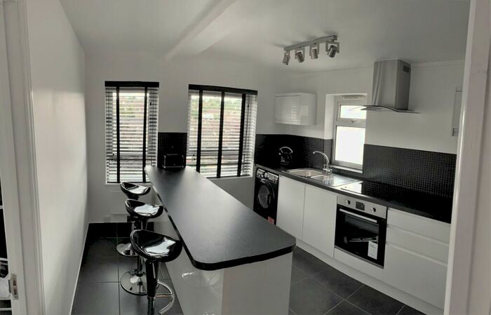 3 Bedroom Flat To Rent In Winnall, SO23