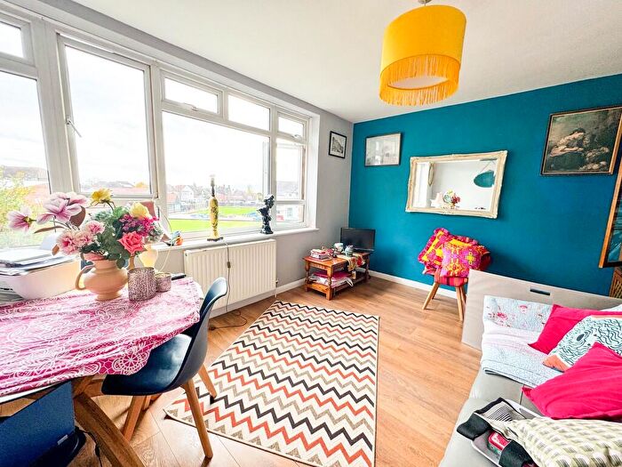 1 Bedroom Apartment For Sale In Chalkwell Lodge, Westcliff-on-Sea, SS0