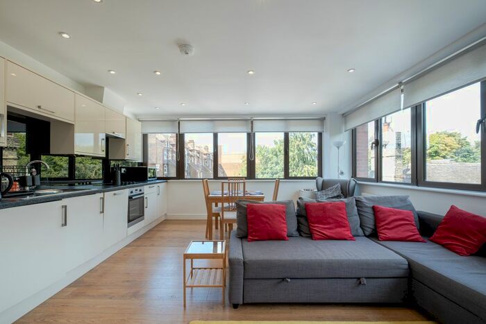 2 Bedroom Flat To Rent In Streatham High Road, London, SW16