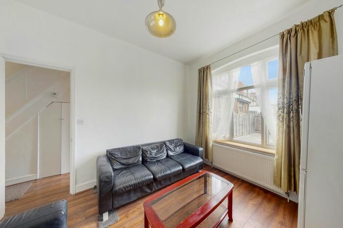 4 Bedroom Property To Rent In Fishponds Road, London, SW17
